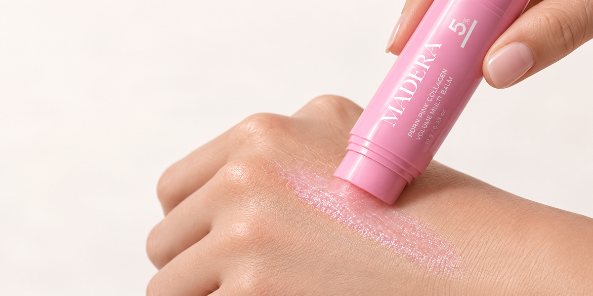Lo stick rosa Madera scorre delicatamente sul dorso di una mano
